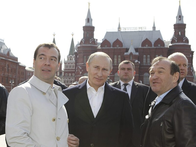 Dmitri Medvedev, Vladimir Poetin en de burgemeester van Moskou, Pyotr Birykov.