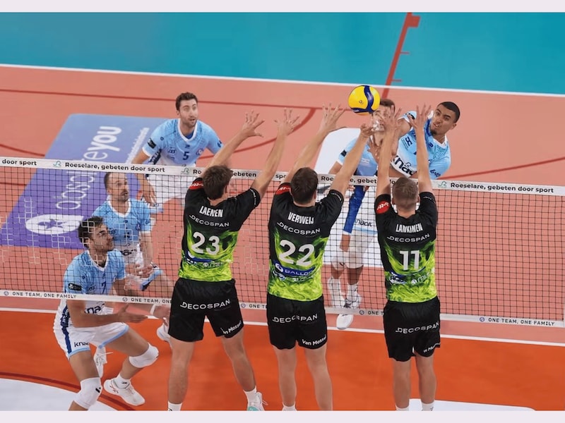 Roeselare won de Supercup tegen Menen. Groffier slaat toe. Stefani, D’Hulst en Tallone kijken toe.