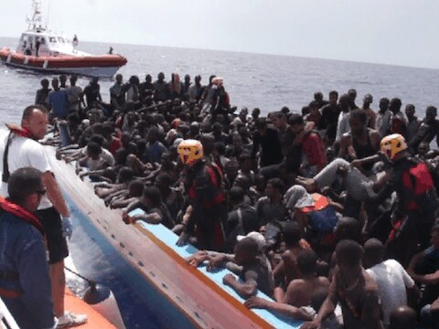 Archiefbeeld van een overvolle boot met vluchtelingen afkomstig uit Libië.