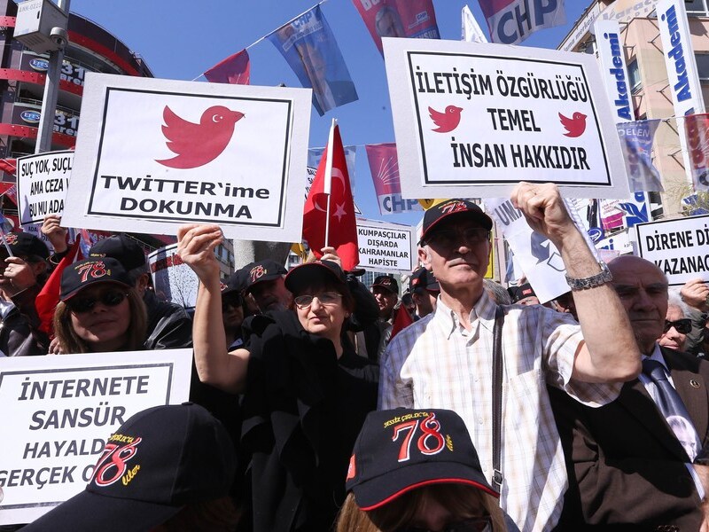 De blokkade kwam tot stand nadat Twitter weigerde enkele tweets over premier Erdogan te verwijderen. Later kwam daar de blokkade van YouTube bij.