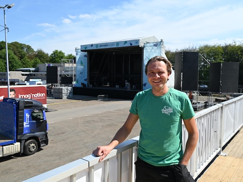 Olivier Geudens bij de nieuwe opstelling van het festivalterrein van Beveren Buiten. Naast het podium komen grote led-schermen