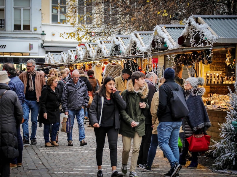De kerstmarkt op het Simon Stevinplein in Brugge.