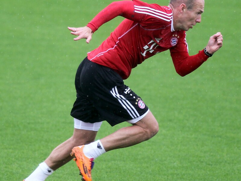 Arjen Robben zet aan voor een sprint op de training van Bayern.