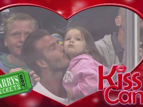 David Beckham geeft dochter Harper een dikke smakkerd.