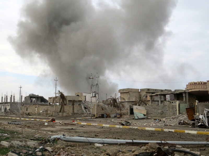 Rook boven de stad Ramadi na een aanval van Iraakse strijdkrachten.