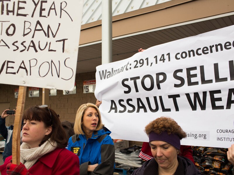 Protest voor een Walmart-winkel in Darbury, Connecticut. Walmart is de grootste verdeler van aanvalswapens in de VS.