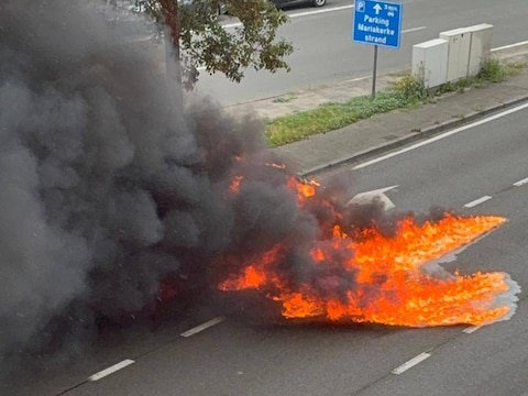 De wagen stond in lichterlaaie op de drukke Elisabethlaan.