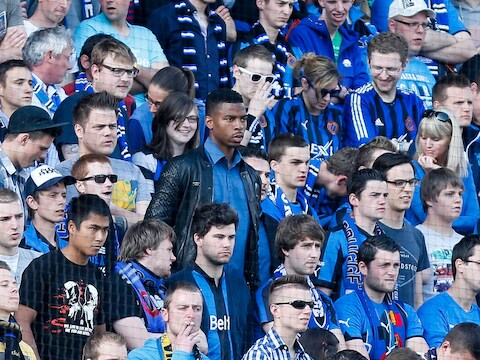 De geschorste Ryan Donk volgde de partij vanuit de spionkop.