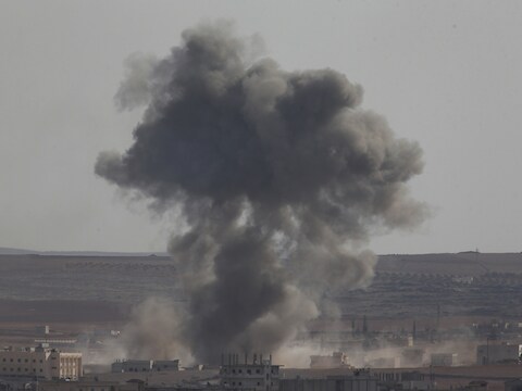 Rookwolken na luchtaanvallen in Kobani