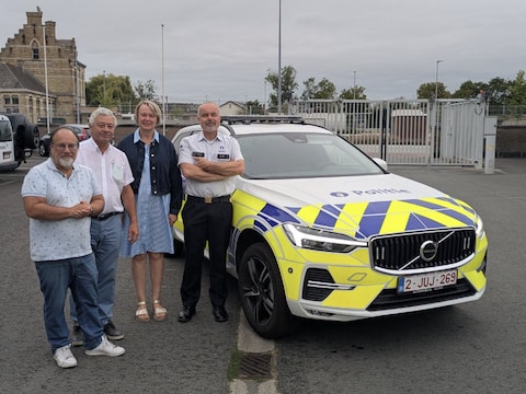 Korpschef Geert Verslype poseert met de burgemeesters van Veurne (Peter Roose, Veurne Plus), Alveringem (Gerard Liefooghe, Gemeentebelangen CD&V) en Lo-Reninge (Lieve Castryck, Dynamisch) voor het nieuwe dienstvoertuig van de politiezone. 