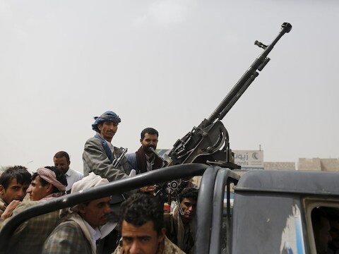 Houthi-rebellen bij de luchthaven van Sanaa.