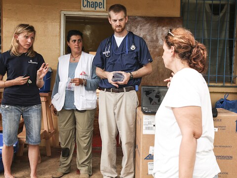 Dokter Kent Brantly (tweede van links) aan het werk in Monrovia.