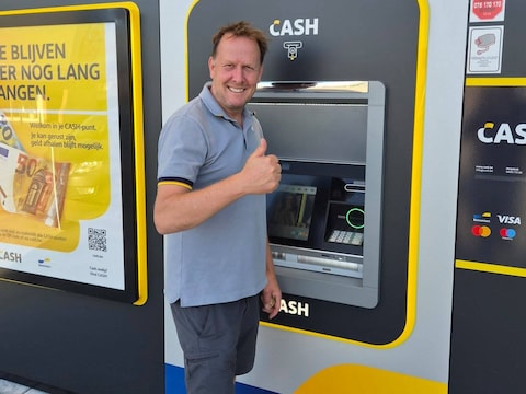 Burgemeester Jos Sypré poseert bij het nieuwe bankautomaat.