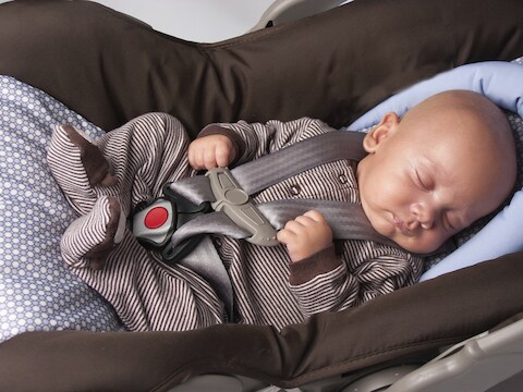 Foto ter illustratie. Ondertussen wordt de baby vervoerd in een autostoeltje.