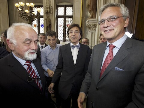 Vlaams parlementsvoorzitter Jan Peumans (N-VA), premier Elio Di Rupo (PS) en Vlaams minister-president Kris Peeters (CD&amp;V) vanmiddag bij aankomst op het Brusselse stadhuis.