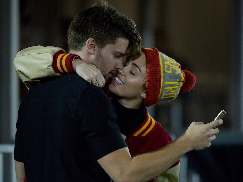 Door zijn relatie met Miley Cyrus aan te houden, riskeert Patrick Schwarzenegger 42 miljoen euro door zijn neus geboord te zien.