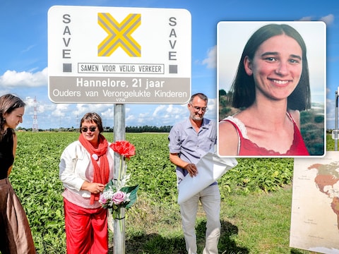 De ouders en de zus van de verongelukte Hannelore (inzetfoto) onthullen het SAVE-bord in Wulpen.