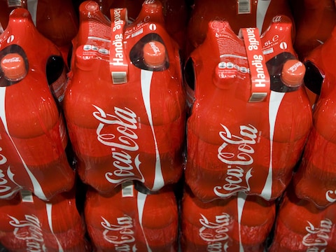 Voor het eerst in de geschiedenis gaat Coca-Cola - alvast in Nederland - consumenten in reclamecampagnes wijzen op overgewicht en obesitas.