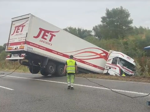 De vrachtwagen belandde in de gracht, maar de bestuurder kon zelf uit het voertuig klimmen.