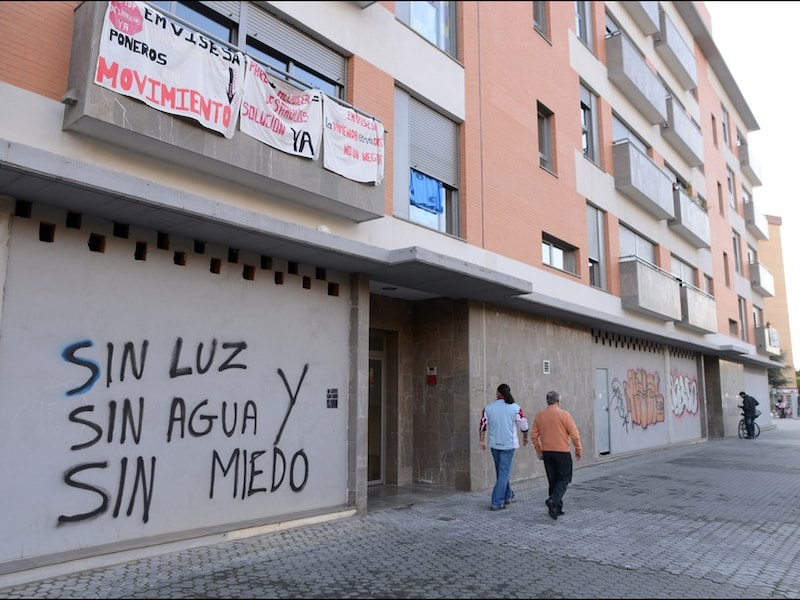 Op deze appartementsblok in Sevilla staat "geen licht, geen water, geen angst" geschreven.
