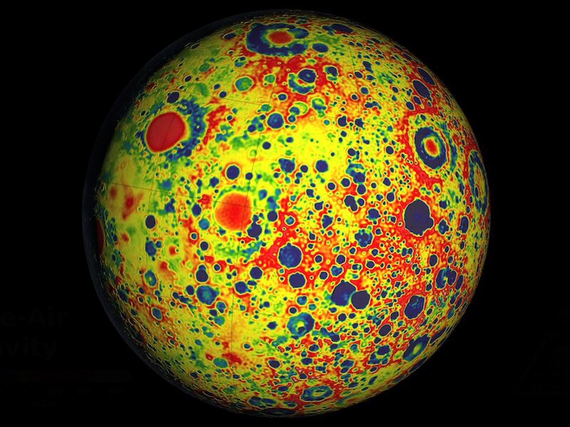 Een beeld van de variatie in zwaartekracht op onze Maan, opgemaakt op basis van de gegevens van de GRAIL-satellieten Ebb en Flow.