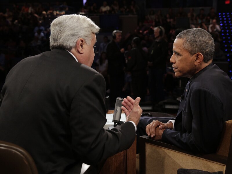 De Amerikaanse president Obama dinsdagavond tijdens een reclamepauze van de NBC-talkshow van presentator Jay Leno (links).
