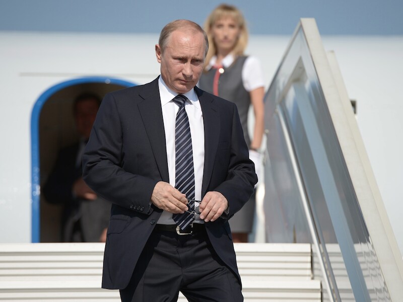 Vladimir Poetin tijdens zijn aankomst op het vliegveld in Belbek.