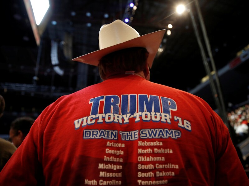 Een Trumpsupporter met een 'Victory-tour' t-shirtje aan.