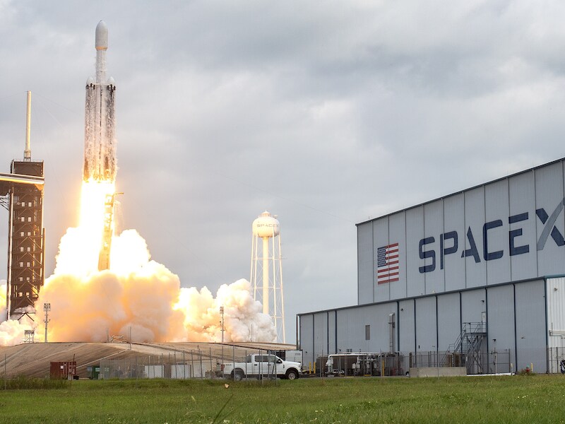 Archiefbeeld ter illustratie. Een Falcon 9-raket van het commerciële ruimtevaartbedrijf SpaceX moet de satelliet lanceren vanop de militaire basis Vandenberg in de Amerikaanse staat Californië