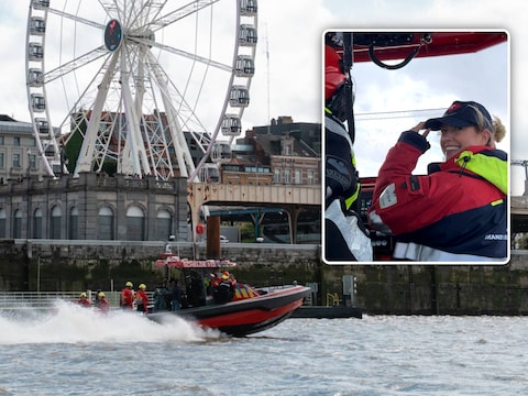 ‘Schelde 112’, het eerste hoogtechnologische reddingsvaartuig van Brandweer Zone Antwerpen dat permanent op de Schelde ligt, Inzet: Burgemeester Els van Doesburg (NVA) had het aan boord duidelijk naar haar zin.