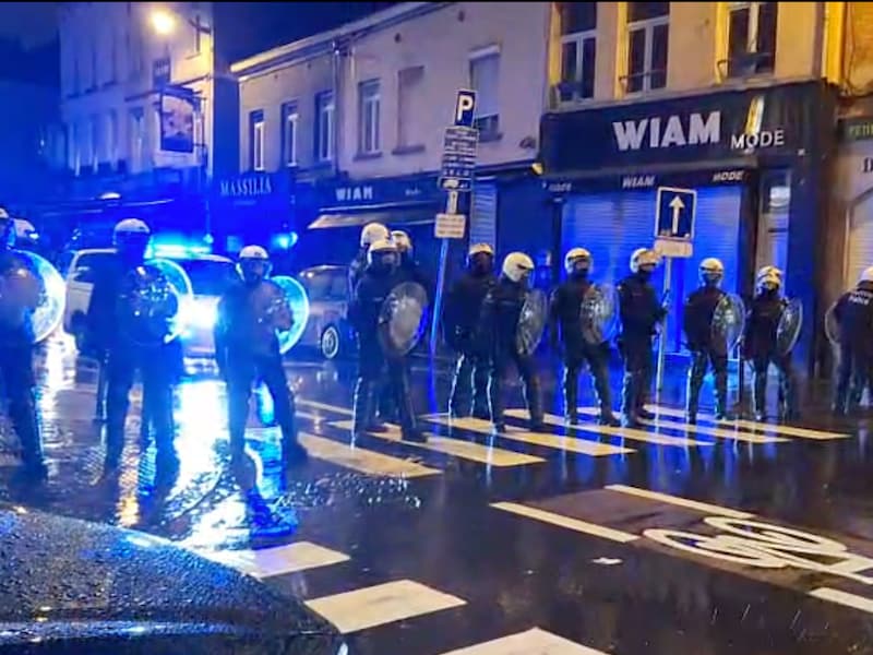 De politie staat klaar in gevechtsuitrusting in Molenbeek. Daar werd ook heel wat vuurwerk afgeschoten.