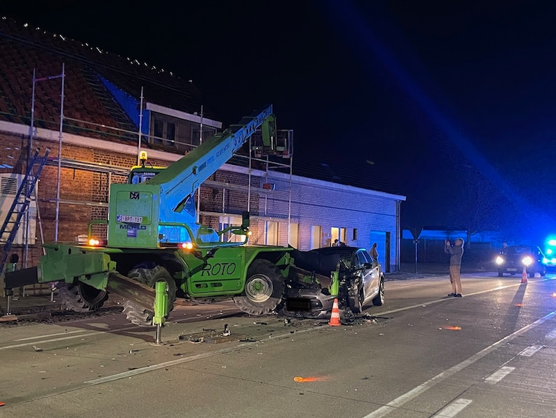 En Westrozebeke, un coche chocó con un manipulador telescópico que se encontraba en la calzada durante las obras de renovación de una casa.