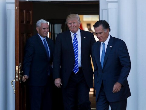 Toekomstig vicepresident Mike Pence, president-elect Donald Trump en Mitt Romney