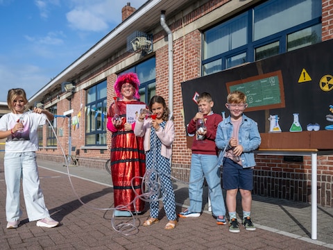  Ikje, de leesmascotte van de school, neemt de leerlingen mee in de wereld van de wetenschap.