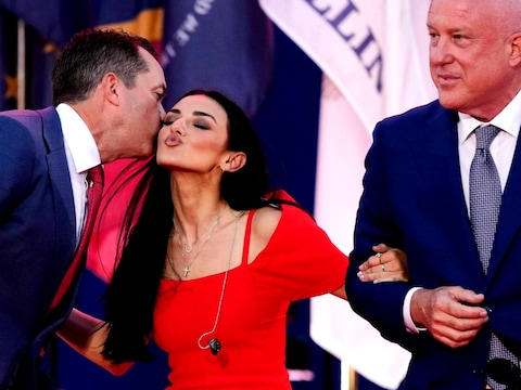 Alexis Wilkins samen met ambassadeur Bill White en zijn echtgenoot Bryan gisteren op het feestje in Brussel.