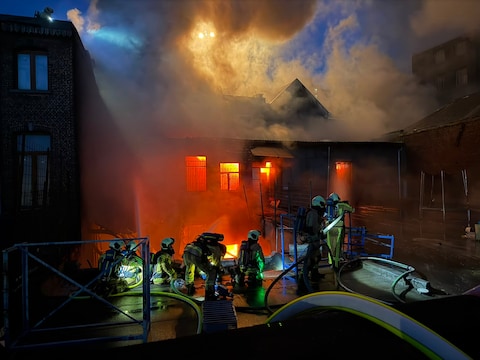 De Brusselse brandweer is massaal ter plaatse om het vuur onder controle te krijgen.