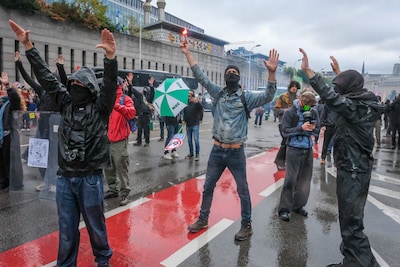 “Wat ze in het Hilton hebben aangericht, heb ik in mijn carrière nog nooit gezien”: agenten getuigen over de relschoppers die Brussel op stelten zetten