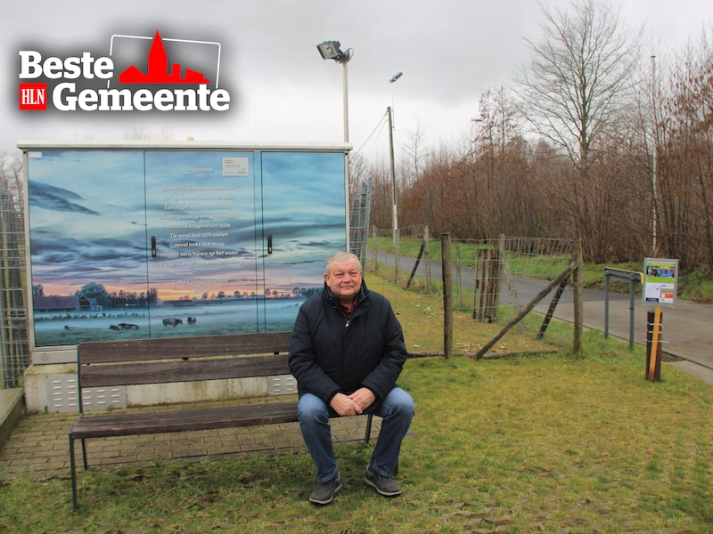 Gilbert Vangampelaere bij één van zijn gedichten in het Dentergemse straatbeeld, vlakbij provinciedomein De Baliekouter.