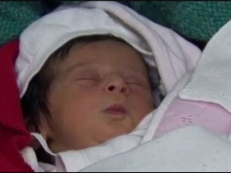 Een vrouw op de vlucht beviel in een tunnel van het station van dit meisje. De baby kreeg de naam Sadan, wat 'schuilplaats' betekent.