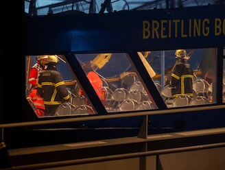 Tiental gewonden bij botsing tussen vrachtschip en veerboot in haven van Hamburg