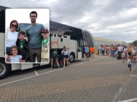 De bus met kinderen kwam rond 15.45 uur aan bij de Nekkerhallen in Mechelen. Tweeling Marcel en Morris werden herenigd met hun ouders Hannes Van Loon en Kathleen De Boeck en zusje Joanna. Daar kwamen toch wat gemengde gevoelens bij kijken. “Leuk én niet leuk.”