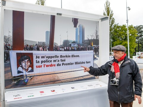"Mijn naam is Berkin Elvan. De politie heeft me gedood op bevel van de Turkse premier", zo staat onder de foto van fotograaf Demir Sönmez.