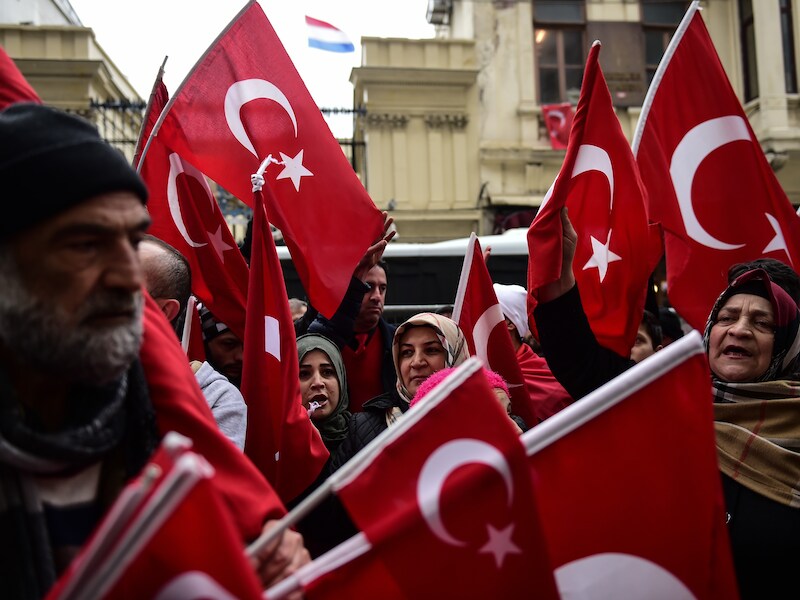 Turkse betogers zijn samengetroept voor het Nederlandse consulaat in Istanbul.