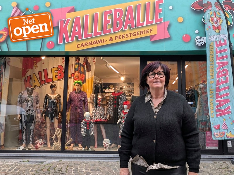Fabienne Van Oudenhove met carnavalswinkel Kalleballe in de Kattestraat in Aalst.