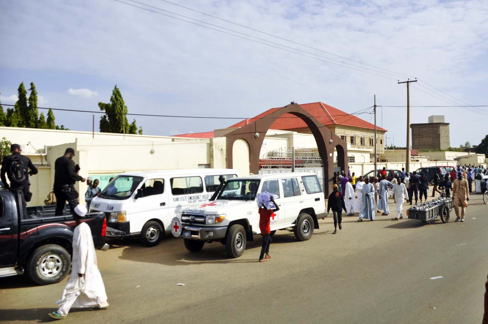Hulpdiensten aan een ziekenhuis in Kano, na een bomaanslag in een school vandaag.