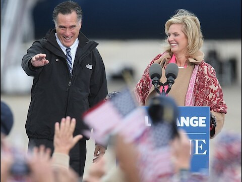 Mitt Romney met zijn vrouw Ann op campagne in Portsmouth in de staat New Hampshire.