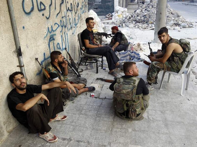 Soldaten van het Syrische leger nemen tussen de gevechten door even 'pauze' in Aleppo.