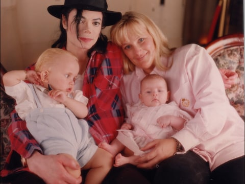 Michael Jackson met zijn ex-vrouw Debbie Rowe en hun kinderen Paris en Prince.