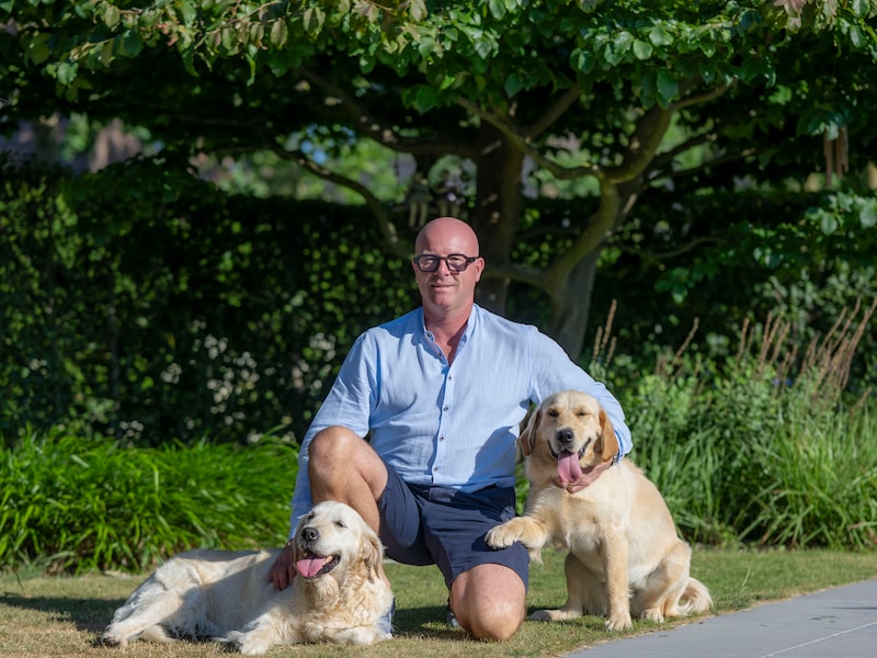 Zo gaat Frank Van Haute (52), partner van de burgemeester van Dendermonde, om met kritiek op sociale media