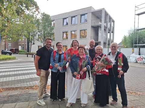 De ploeg van Vooruit deelde rozen uit in de schoolomgeving. 